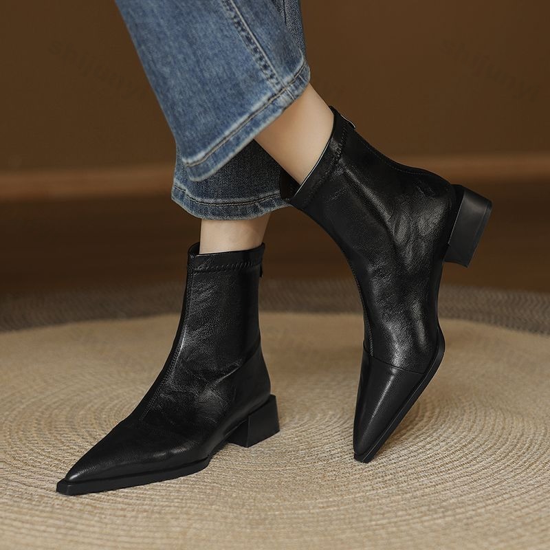 Women'S Accessories Trends 2025 - Mulheres apontou botas curtas 2025 outono